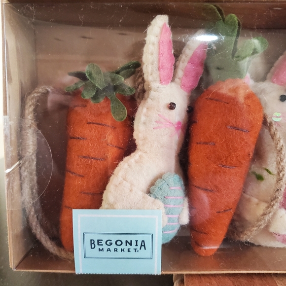 Bunny and Carrot Garland-NWT - Picture 2 of 5